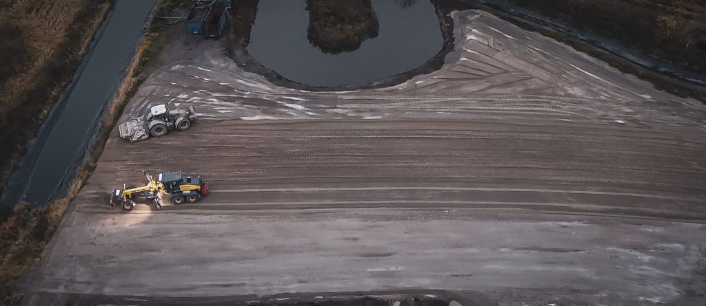 Översiktsbild av Hjerpes Maskincentra som utför cementstabilisering av industriyta